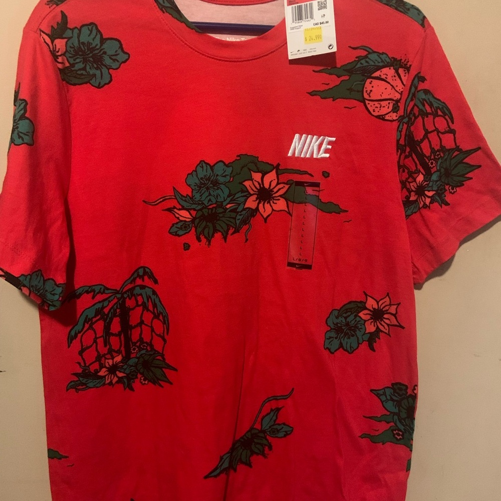 Nike Men's Red and Green Graphic Tee